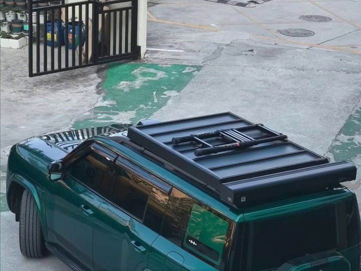Closed roof tent seen from above on a green Fangchengbao Titanium 7