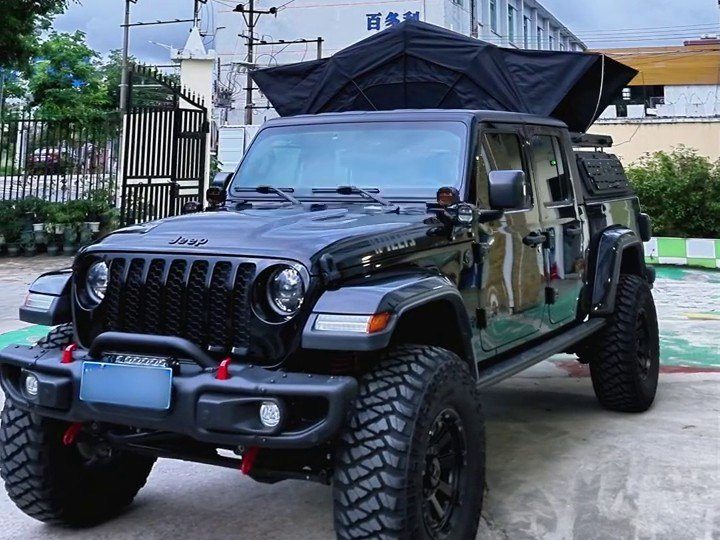 Black Jeep Wrangler with the roof tent closed on top